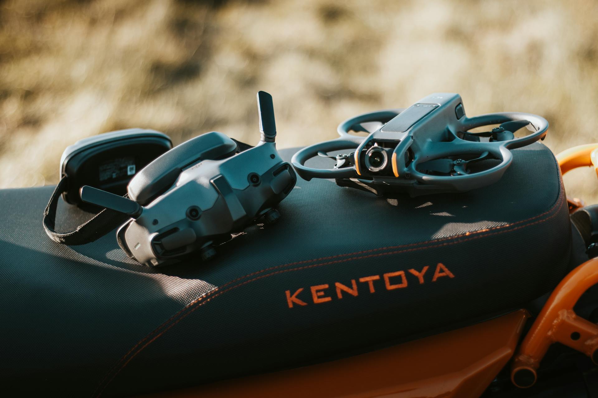 Drone FPV et lunettes de pilotage préparés pour une mission