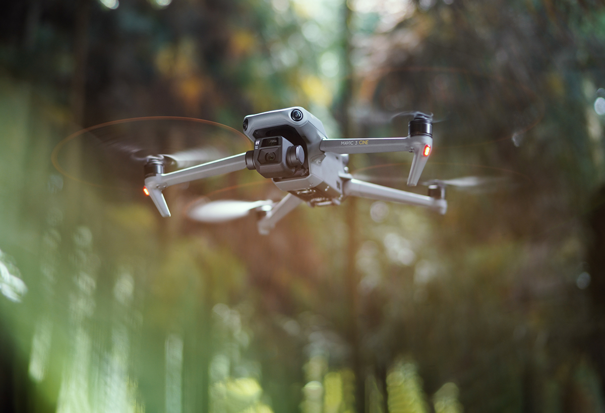 Drone DJI Mavic 3 en vol devant un arrière-plan végétal