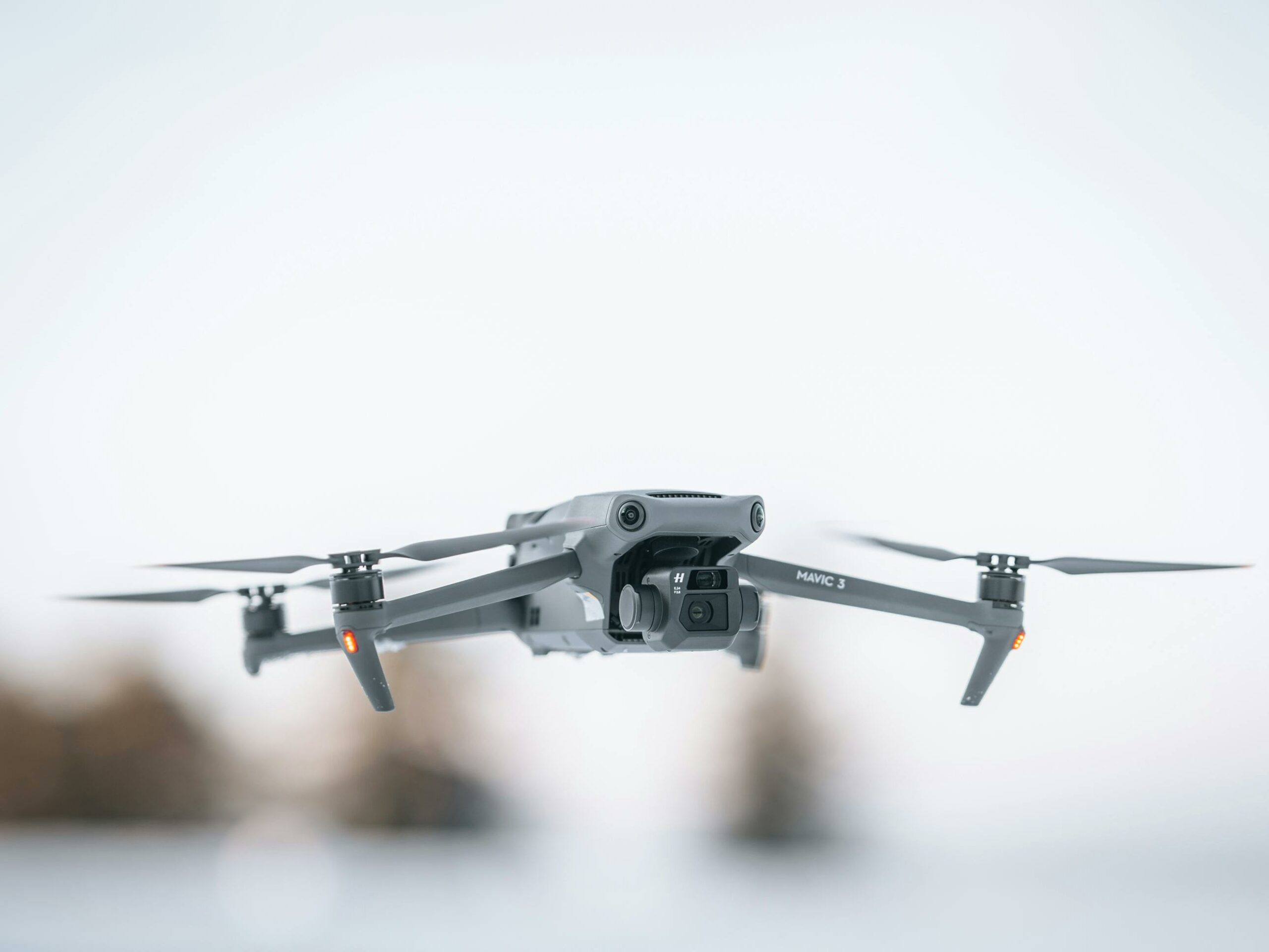 Drone DJI Mavic 3 vu de face en vol devant un ciel clair
