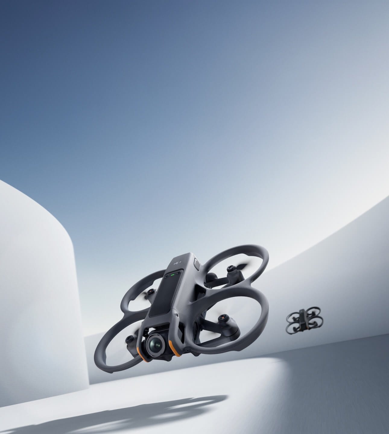 Drone FPV DJI Avata dans un décor architectural aux lignes épurées