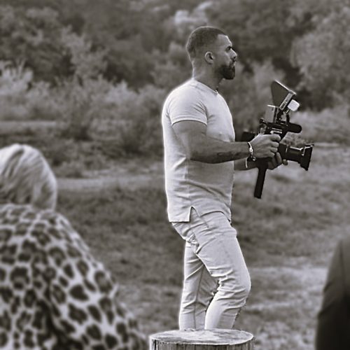 568282372_810767278383430